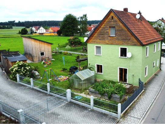 Einfamilienhaus mit unverbauten Blick ins Grüne und Nebengebäude