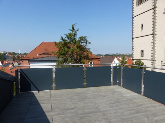 Im Zentrum von Oschatz bezugsfertige, gemütliche Zweiraumdachgeschosswohnung mit großer Dachterrasse und EBK