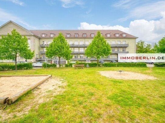 IMMOBERLIN.DE - Vortreffliche Altbauwohnung mit Sonnenbalkon + Pkw-Stellplatz in sehr familienfreundlicher Lage