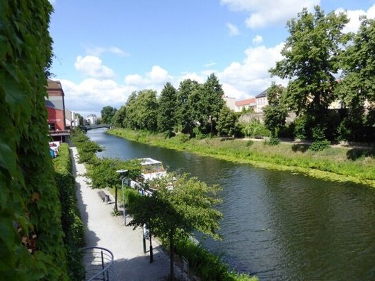 Im Herzen der Stadt mit Blick auf's Wasser!