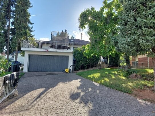 Sehr großzügiger, freistehender Bungalow mit Einliegerwohnung, Süd Terrasse, Balkon, Garten, Do-Garage und Stellplätzen…