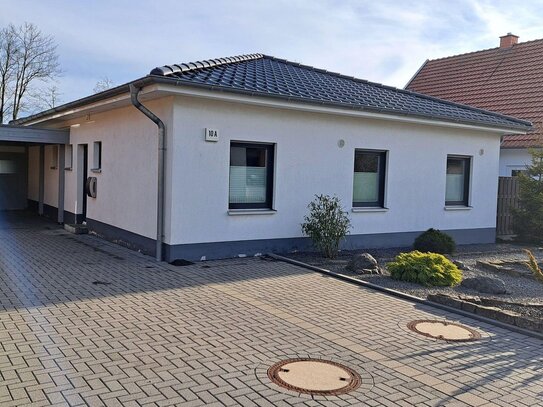 Einfamilienhaus, schöner Bungalow mit großem Grundstück, Carport und Stellplatz