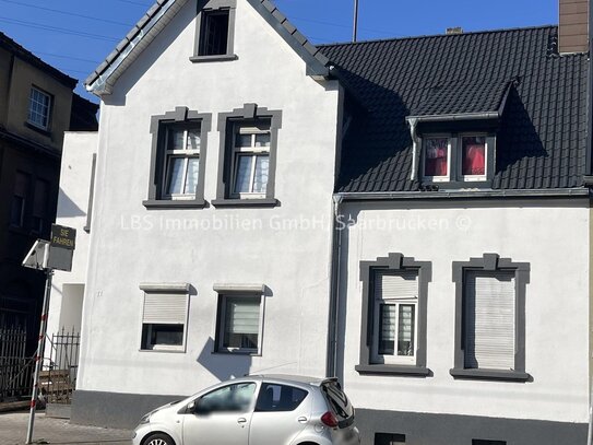 Zweifamilienhaus mit renoviertem Obergeschoss und neuem Dach sowie eine frisch erneuerte Fassade