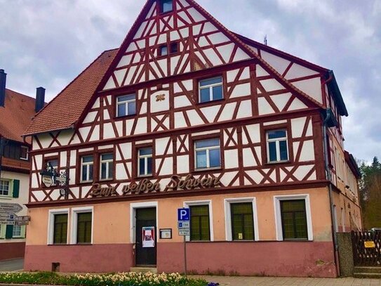 Großzügige, kernsanierte und wunderschöne Erdgeschoßwohnung mit Terrasse in Denkmalobjekt!