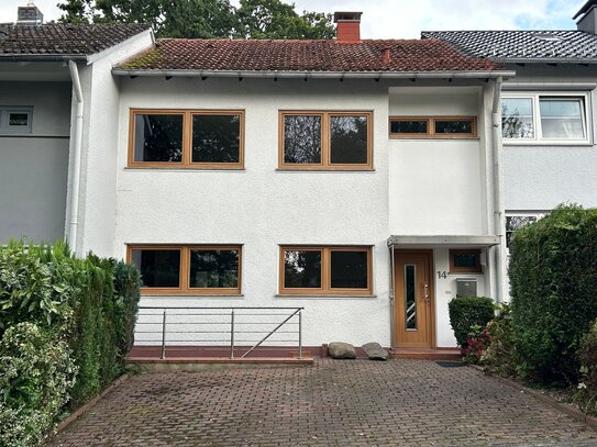 Reihenhaus mit Garten in schöner Lage und Garage neue Fenster teilrenoviert