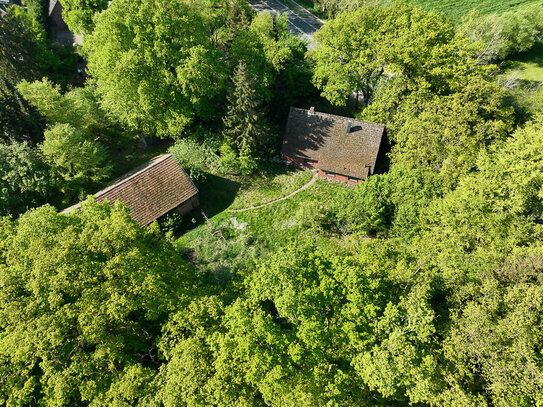 Wohnhaus mit landwirtschaftlichen Flächen sowie Biotop