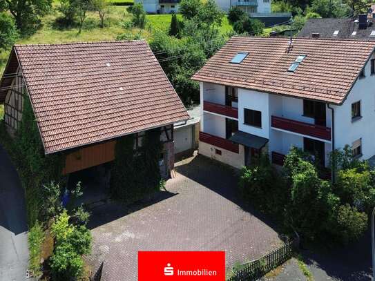 Zweifamilienhaus mit großem Grundstück, Scheune und Garage im Flörsbachtal