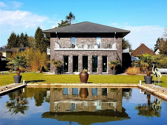 Hamburg Niendorf! Modernes Architektenhaus auf einem parkähnlichem Grundstück mit eigenem Badeteich.