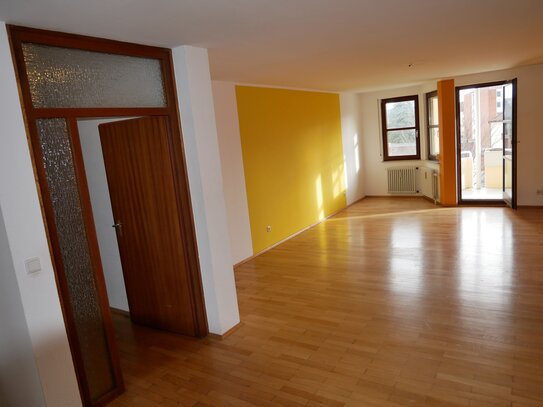 Provisionsfrei für Käufer! Helle und großzügige 3-Zimmer Wohnung (4.OG, Lift, Parkett, 2x Balkon, TG) in Fürth Süd!