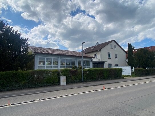 Mehrfamilienhaus mit Veranstaltungssaal und großem Grundstück