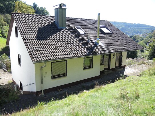 Stadtnahes Einfamilienhaus mit Einliegerwohnung und Garage in Waldrandlage