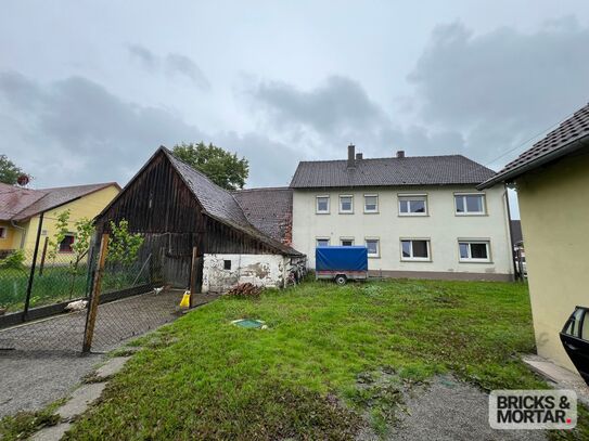 Zweifamilienhaus mit Grundstück und Garage