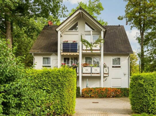 In schickem MFH: EG-Wohnung mit Terrasse und Fensterbad in ruhiger und grüner Lage