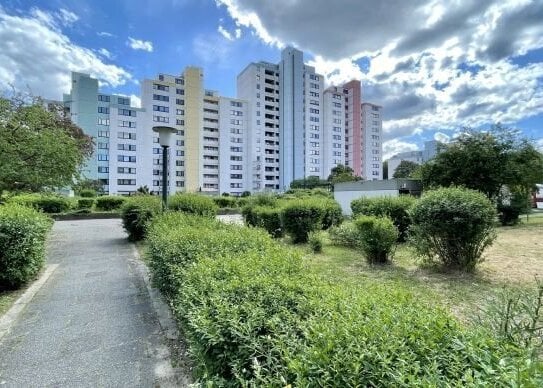 Gut geschnittene 2 Zimmerwohnung mit Loggia und Garagenstellplatz