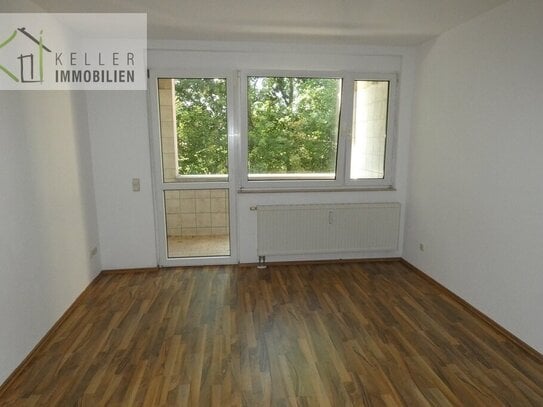 BARRIEREFREIE ruhig gelegene 3-R-Wohnung mit Balkon, Aufzug, PKW-Stellplätze im Hof