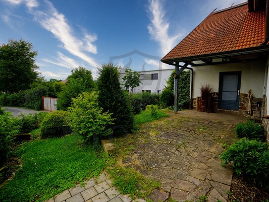 Einfamilienhaus mit Einliegerwohnung, großer Garage und Ausbauoptionen