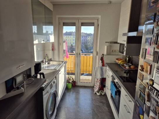 Nürnberg Rennweg: schöne 4-Zimmerwohnung mit Balkon, Einbauküche, Bad mit Fenster, 4.OG - fußläufig zum Stadtpark und z…