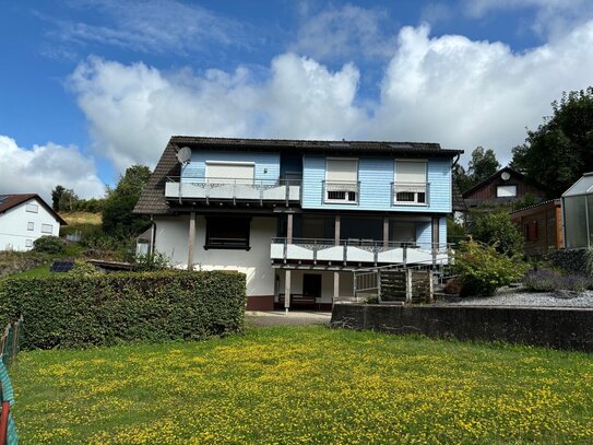 Großzügiges Zweifamilienhaus in ruhiger Lage mit Garten und Garage