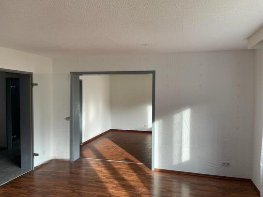 Helle und top gepflegte Wohnung in ruhigem MFH mit tollem Ausblick vom Balkon