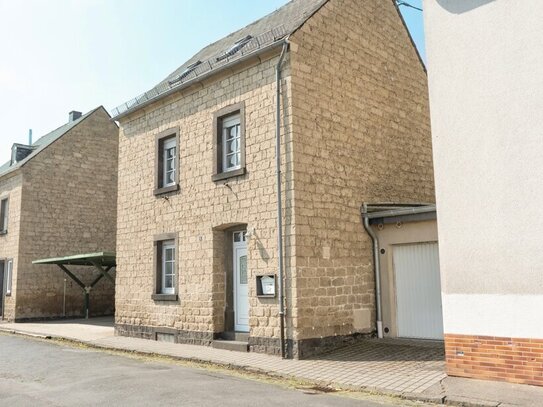 Gemütliches Wohnhaus mit großem Carport und geräumiger Garage