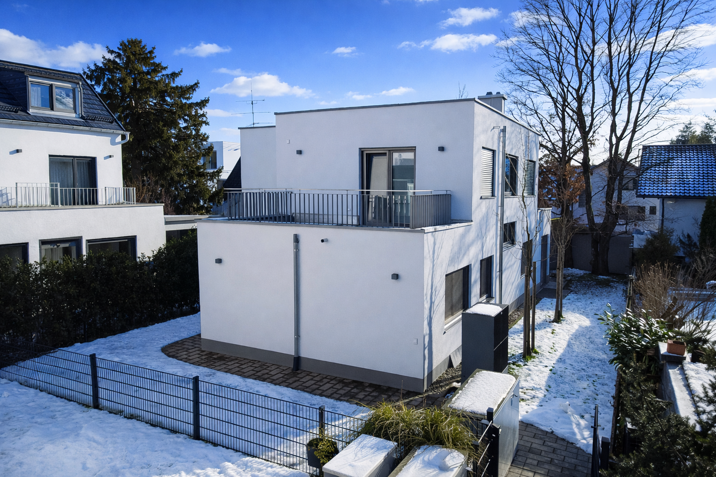 Stilvolles Bauhaushaus mit Garten, zwei Dachterrassen und privatem Spa