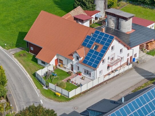 Wohnhaus mit zusätzlichen Wirtschaftsflächen auf großem Grundstück in Osterberg