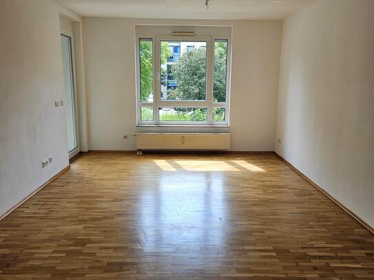 Helle 3 Zimmer Wohnung mit Balkon und EBK zu sofort!