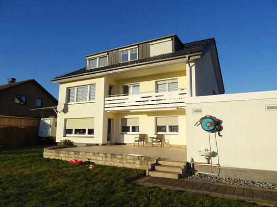 Saniertes 3-Familien-Haus mit Sauna, Kaminofen, 3 Garagen und herrlichem Fernblick