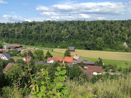 WOHNEN IN RUHIGER AUSSICHTSLAGE: CHARMANTES EFH MIT ZWEI GARAGEN