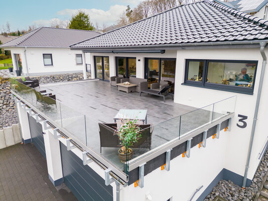 Neubau Bungalow mit atemberaubendem Ausblick, Garage für 3 Autos + 5 Stellplätze in Kemmenau