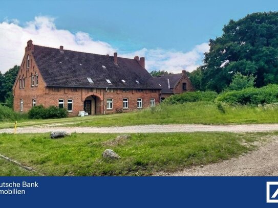 Historisches Backsteinjuwel mit Potenzial: Sanierungsbedürftiges Gutshaus in idyllischer Lage