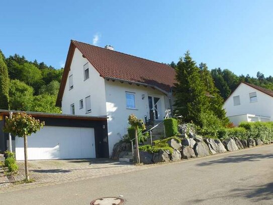 Freistehendes gepflegtes Einfamilienhaus mit großem Garten und Doppelgarage in ruhiger Waldrandlage