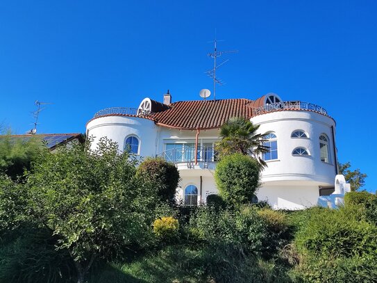 Elegante Villa mit viel Potenzial und spektakulärem Panoramablick ins Grüne, nur 15 Minuten vom Bodensee entfernt.