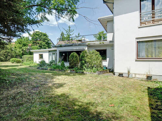 Villengrundstück mit sanierungsbedürftigem Bestand in Stockdorf!