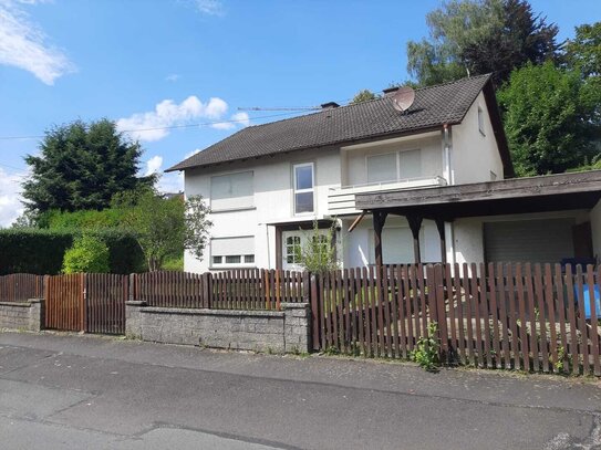 Einfamilienhaus mit Garage und Carport in Motten!