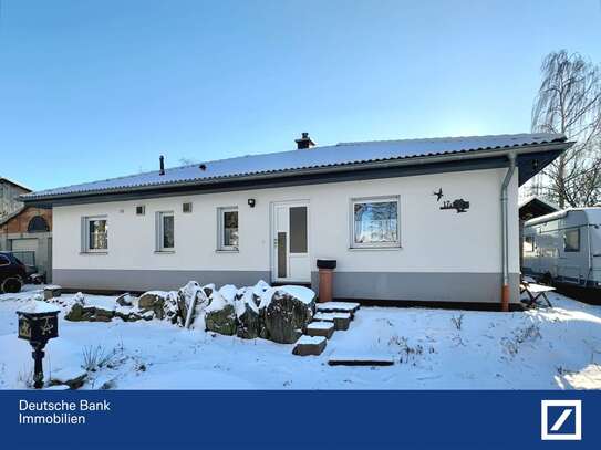 Innen modern und gemütlich, draußen noch einiges zu tun - Haus im Bungalowstil in idyllischer Lage