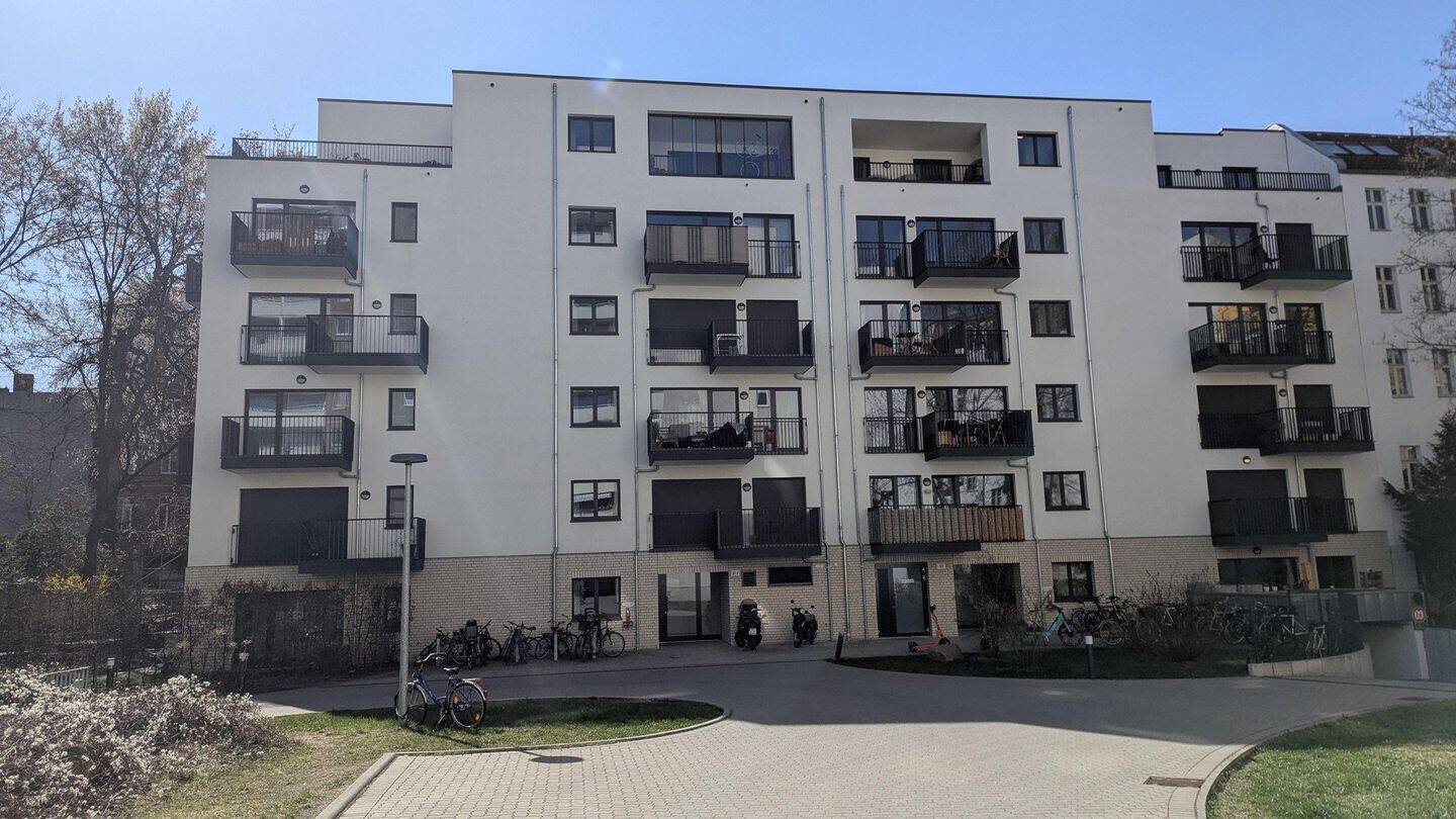 Rare Find! Ready to move-in fully furnished apartment in the heart of Kreuzberg - Photo 1