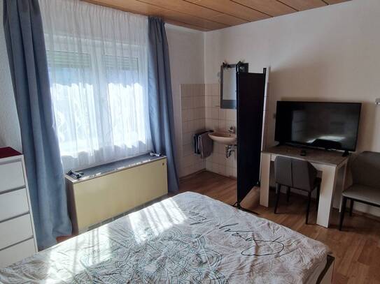 möbliertes Zimmer mit TV, Internet, eigenes Waschbecken, gemeinsames Bad, Wc und Küche, Waschmaschine, Gartennutzung