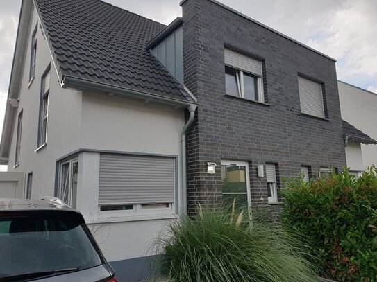 Moderne, junge Doppelhaushälfte mit Garage in naturnaher Lage