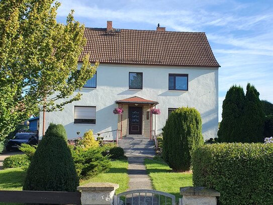 Einfamilienhaus mit Einliegerwohnung mit großzügigen Garten und Pool