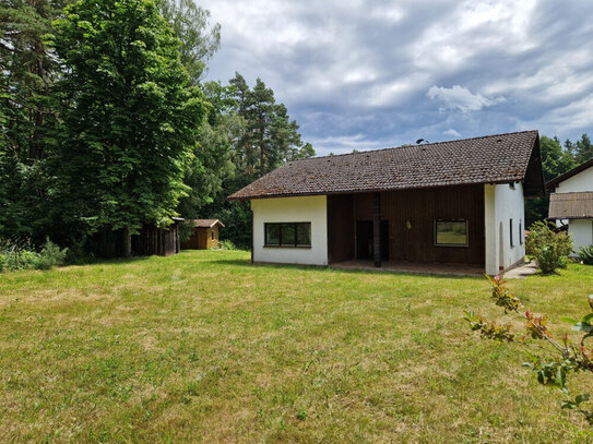 Naturparadies in Gipfellage: Baugrundstück mit renovierungsbedürftigem Altbestand in Cham-Haderstadl