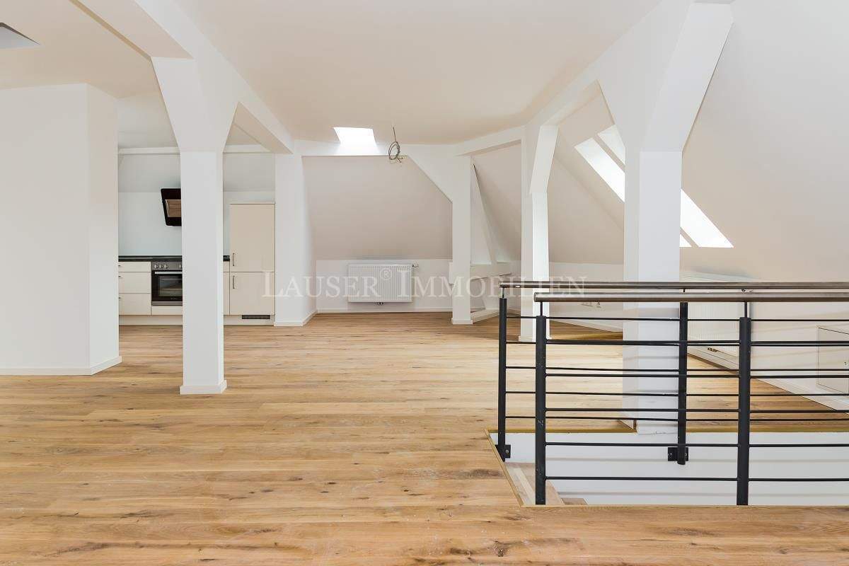 Kernsanierte und großzügige City-Maisonette mit Balkon zum Wohlfühlen