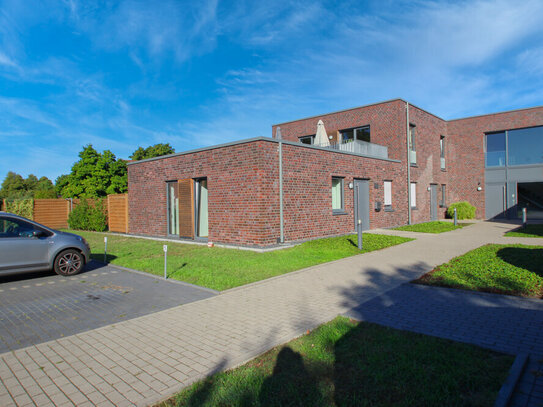 Moderne energieeffiziente EG-Wohnung mit Garten und Stellplatz