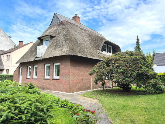 PURNHAGEN-IMMOBILIEN - Bremen-Rönnebeck, charm. Reetdachhaus mit sep. Werkstatt in zentraler Lage