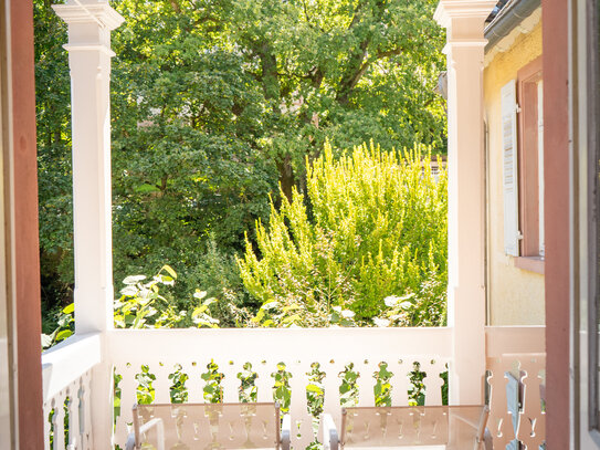 Elegante Etagenwohnung in denkmalgeschütztem Stadthaus mit Balkon und Gartennutzung