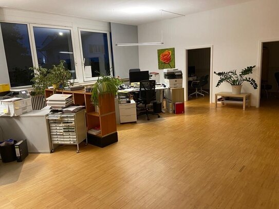 Große und helle Büroräume/Tanzschule/Yogastudio