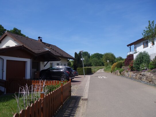 Gemütliche 3,5-Terrassenwohnung mit Kaminofen und Stellplatz in sehr ruhiger Ortsrandlage