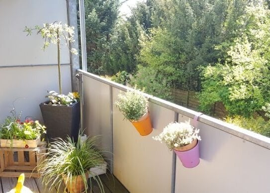 3-Zimmer-Etagenwohnung im Grünen mit Balkon, Einbauküche und 2 Stellplätzen