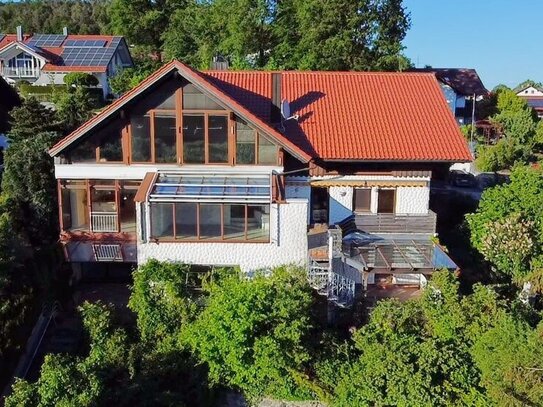 RESERVIERT-Großzügiges Mehrgenerationen-3-Parteien-Haus in ruhiger Ortsrandlage mit Panoramaausblick