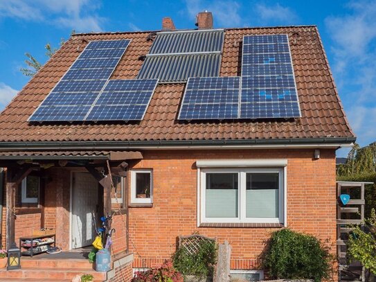 Einfamilienhaus mit Holzpellet-Heizung, Solarthermie und Photovoltaikanlage